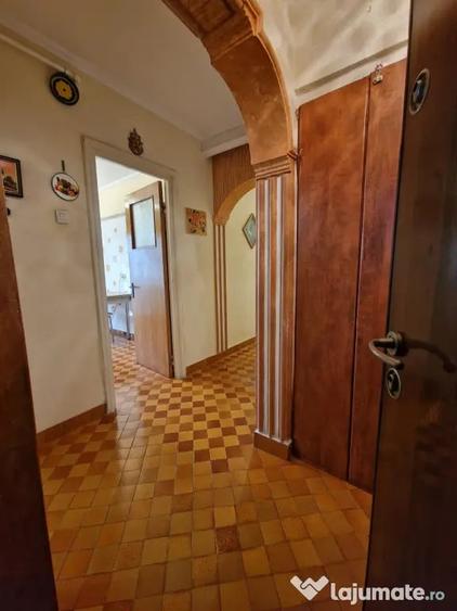 Apartament cu 3 camere decomandat în Vest