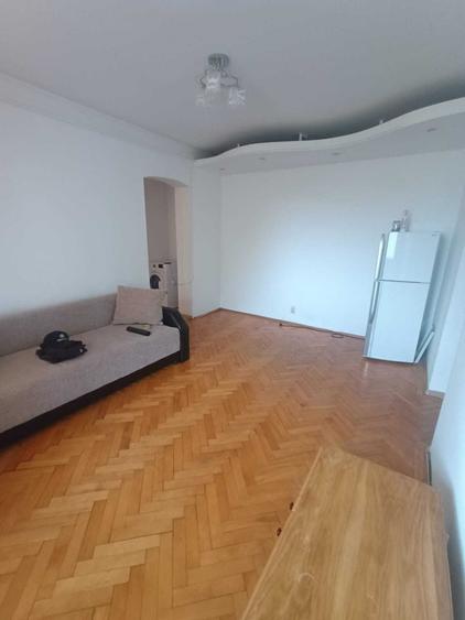 Apartament cu 2 camere semidecomandat în Craiovei