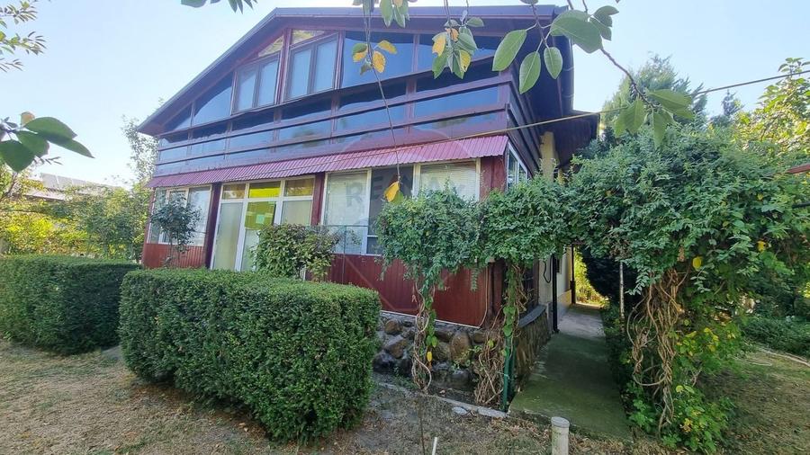Casă individuală cu 8 camere cu Teren 1000 Mp în Sud-Est