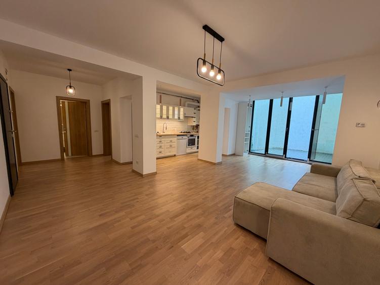 Apartament cu 3 camere decomandat în Arcul de Triumf