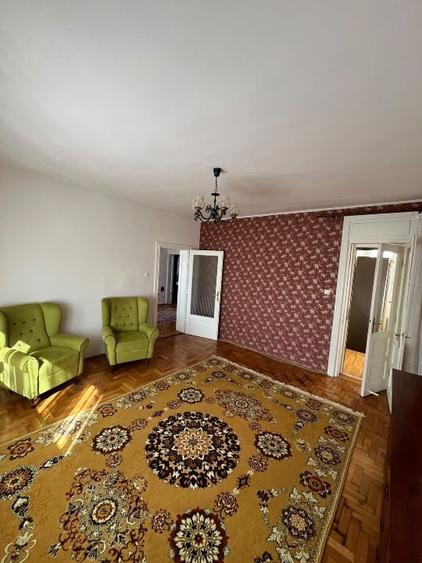 Apartament cu 3 camere decomandat, mobilat în Central