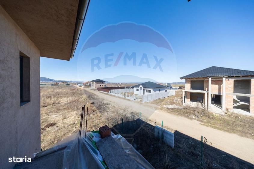 Casă cu 4 camere cu Teren 491 Mp în Noua