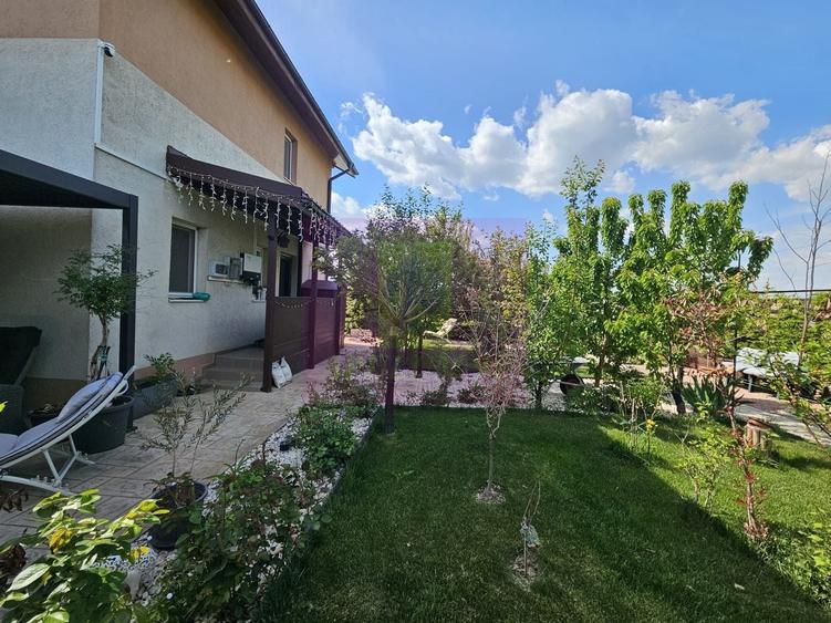 Casă individuală cu 4 camere cu Canalizare în Săbăreni