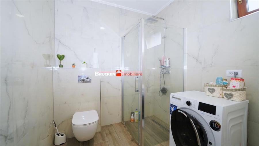 Casă cu 4 camere cu Teren 440 Mp în Central