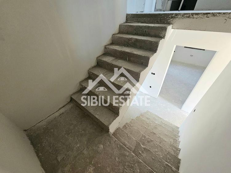 Duplex cu 5 camere cu Canalizare în Șura Mică