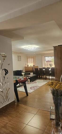 Casă cu 6 camere în Săcălaz