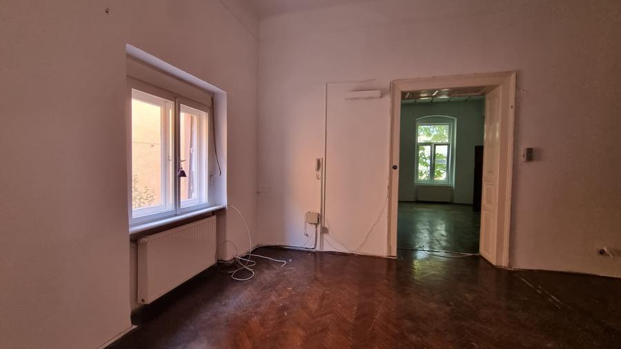 Casă individuală cu 5 camere cu Canalizare în Central