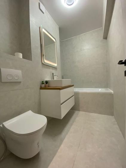 Apartament cu 3 camere semidecomandat, mobilat în Pipera