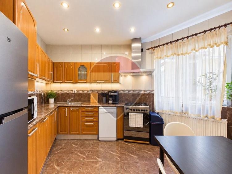 Apartament cu 5 camere semidecomandat, mobilat în Moșilor