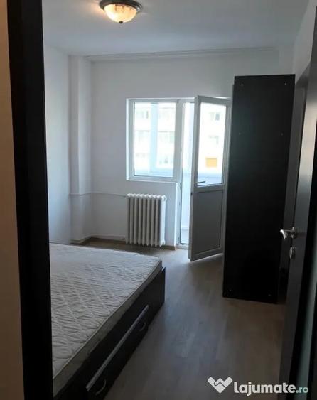 Apartament cu 4 camere decomandat în Moșilor