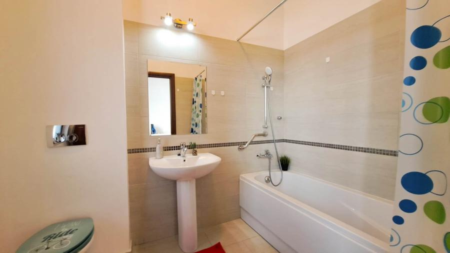 Apartament cu 4 camere semidecomandat, mobilat în Băneasa
