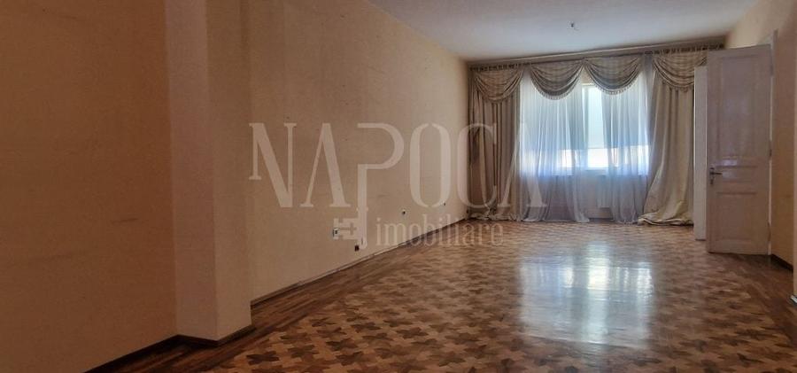Casă individuală cu 7 camere cu Canalizare în Central