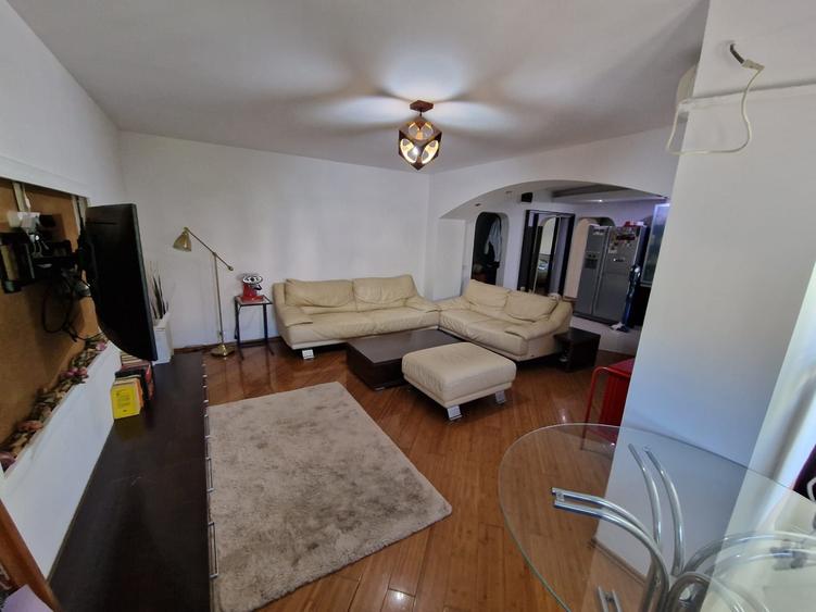 Apartament cu 3 camere decomandat în Drumul Sării