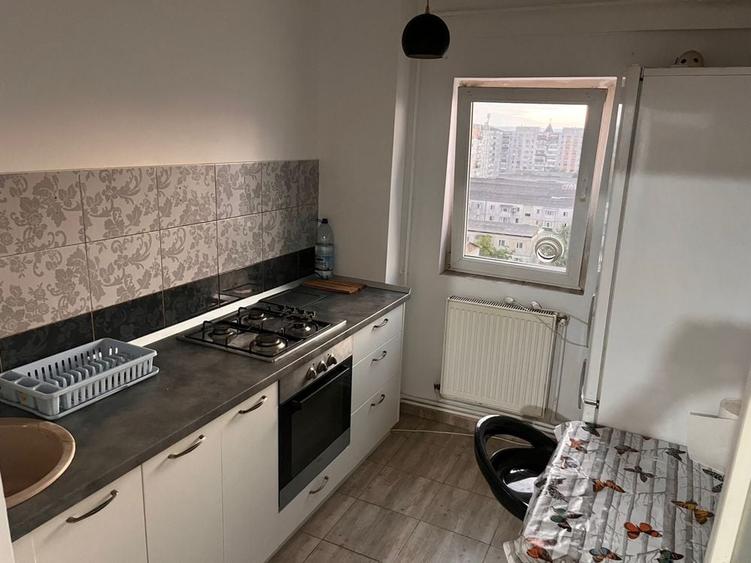Apartament cu 4 camere semidecomandat, mobilat în Dacia