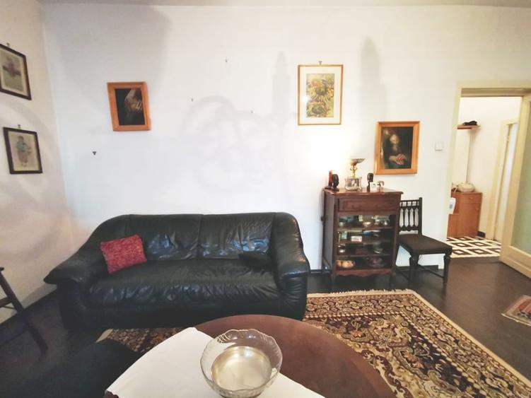 Apartament cu 4 camere semidecomandat în P-ța Rosetti
