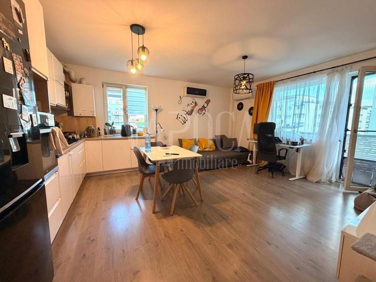 Apartament cu 3 camere semidecomandat, mobilat în Florești