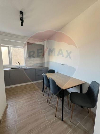 Apartament cu 4 camere decomandat, mobilat în Polivalentă