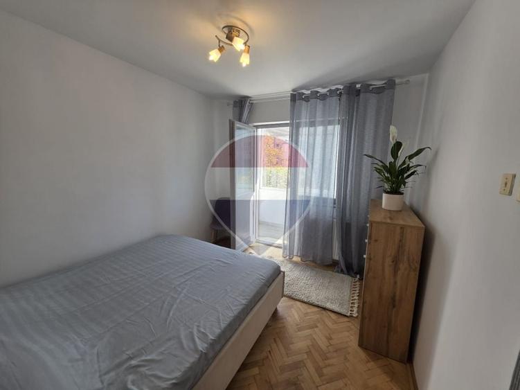 Apartament cu 3 camere semidecomandat, mobilat în Central