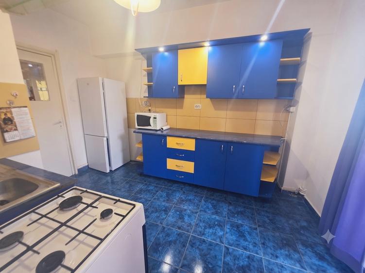 Apartament cu 3 camere decomandat în Astra