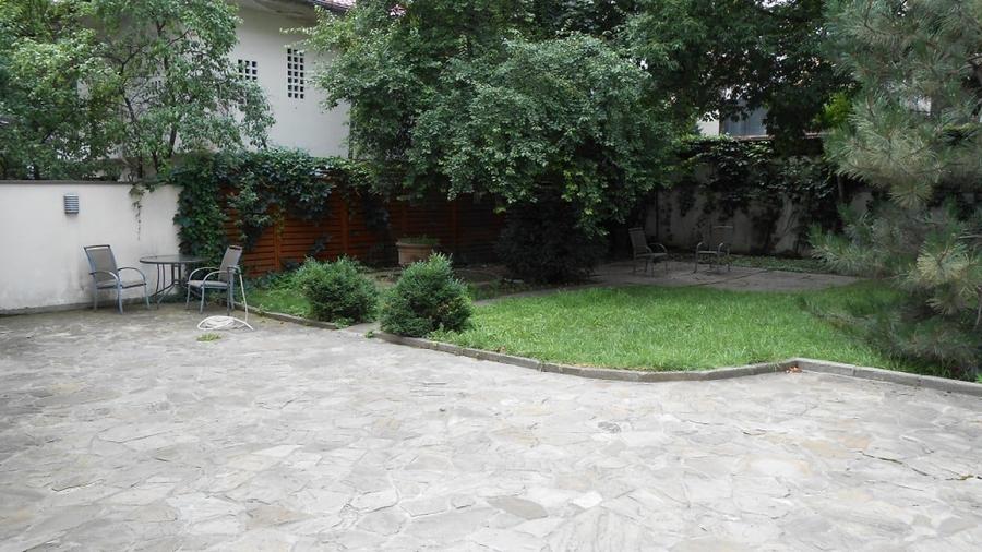 Apartament cu 5 camere decomandat în Capitale