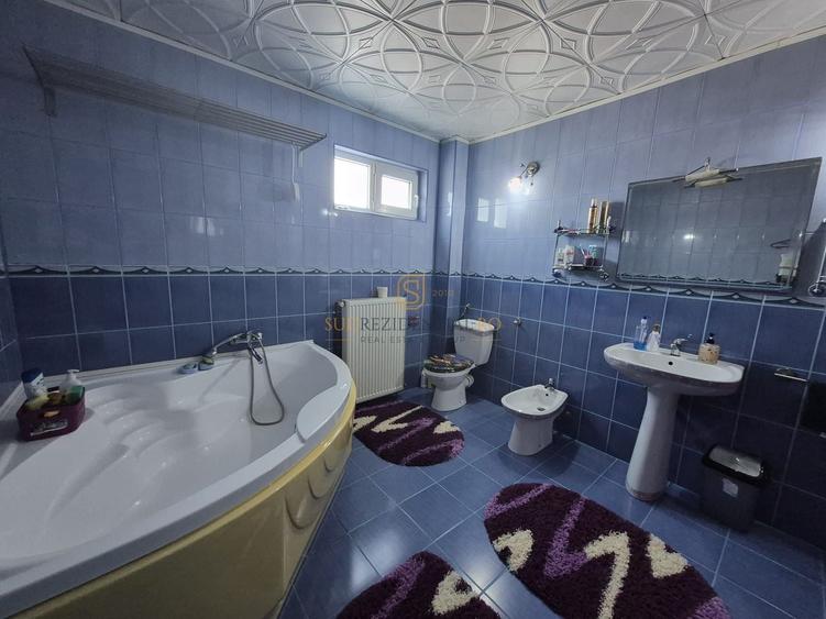 Casă individuală cu 5 camere cu Canalizare în 1 Decembrie