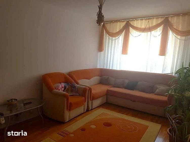 Apartament cu 3 camere decomandat în Tei