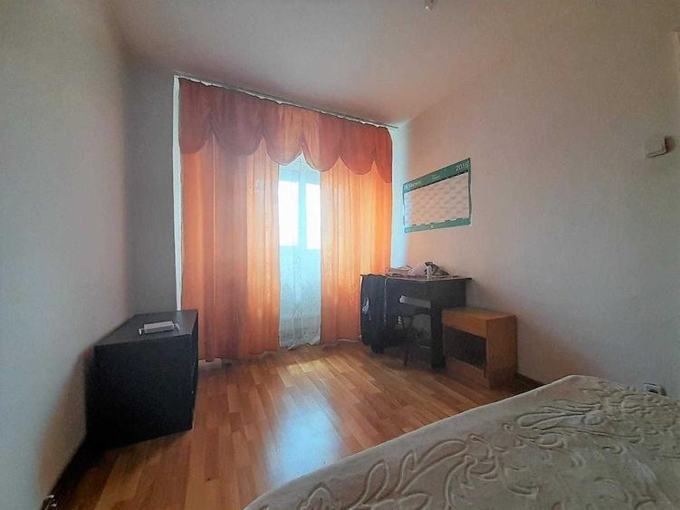 Apartament cu 3 camere decomandat în Păcii