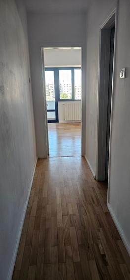 Apartament cu 5 camere decomandat în Polonă