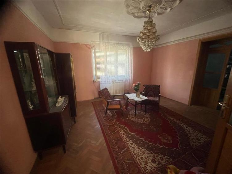 Casă individuală cu 13 camere cu Teren 1000 Mp în Est