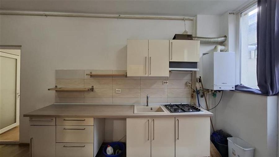 Apartament cu 2 camere decomandat, mobilat în Central