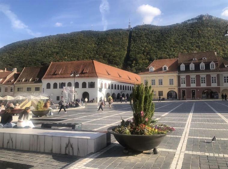 Apartament cu 2 camere decomandat, mobilat în Ultracentral