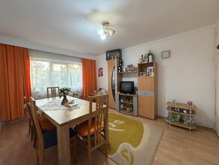 Apartament cu 4 camere decomandat, mobilat în Tolstoi
