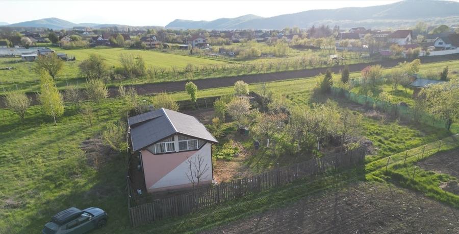 Casă cu 6 camere cu Teren 2000 Mp în Roșu