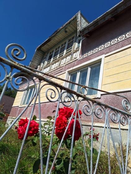 Casă individuală cu 5 camere cu Teren 1045 Mp în Central