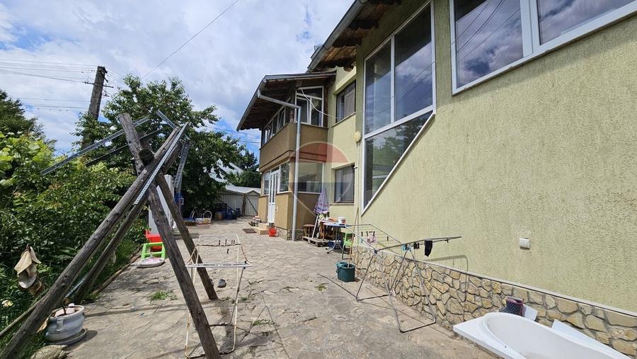 Casă individuală cu 9 camere cu Teren 900 Mp în Central