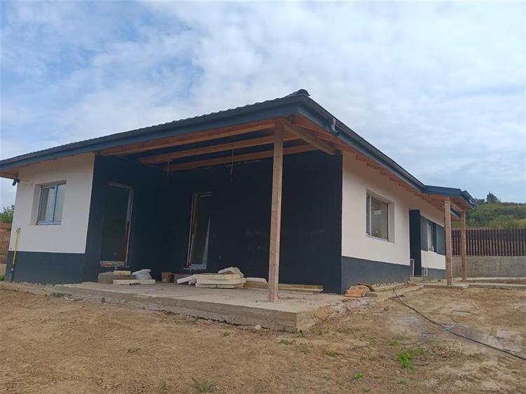 Casă individuală cu 4 camere cu Teren 450 Mp în Bârnova