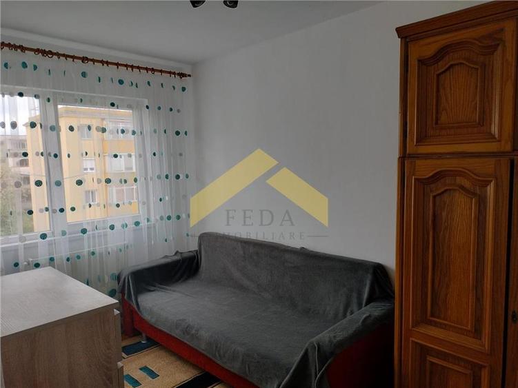 Apartament cu 4 camere semidecomandat în Aurel Vlaicu