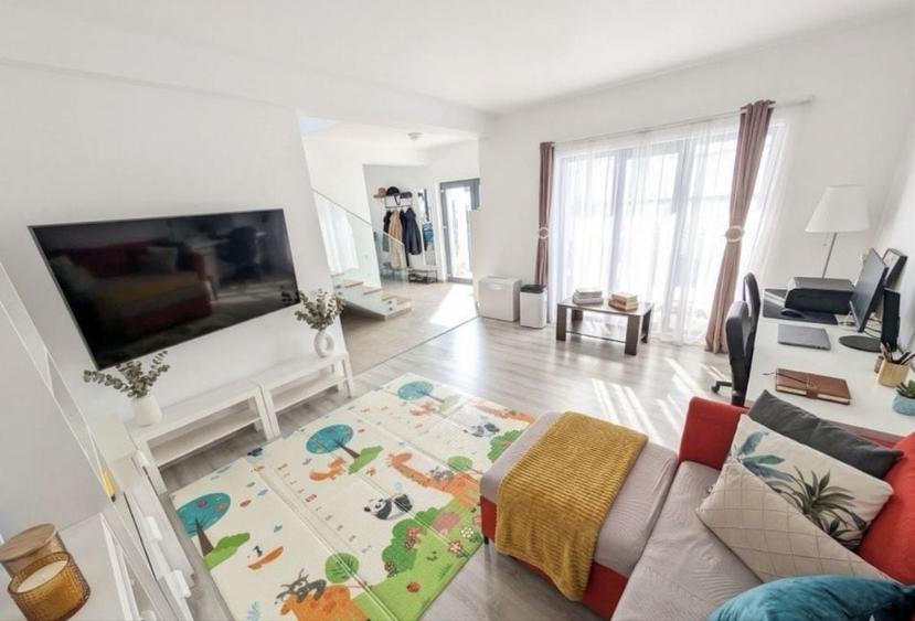 Casă cu 4 camere decomandat în Tunari