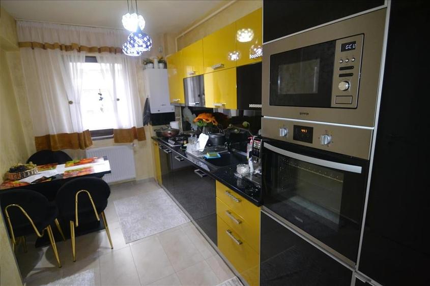 Apartament cu 3 camere decomandat în Noua