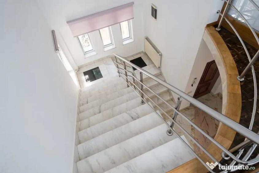 Casă cu 7 camere cu Teren 280 Mp în 1 Mai
