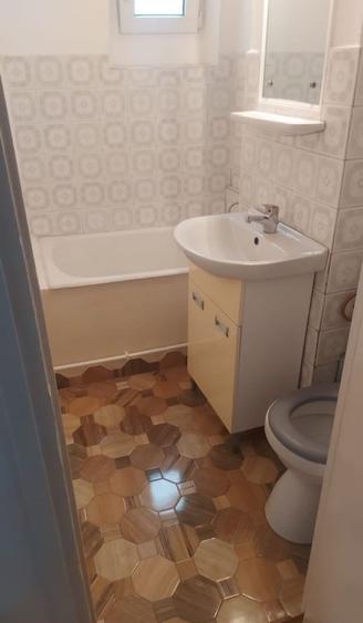 Apartament cu 3 camere semidecomandat în Rahova