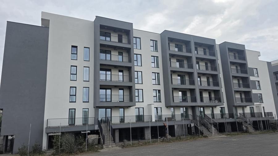 Apartament cu 3 camere decomandat în Titan