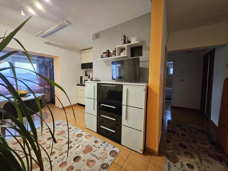 Apartament cu 3 camere decomandat, mobilat în Exterior Vest