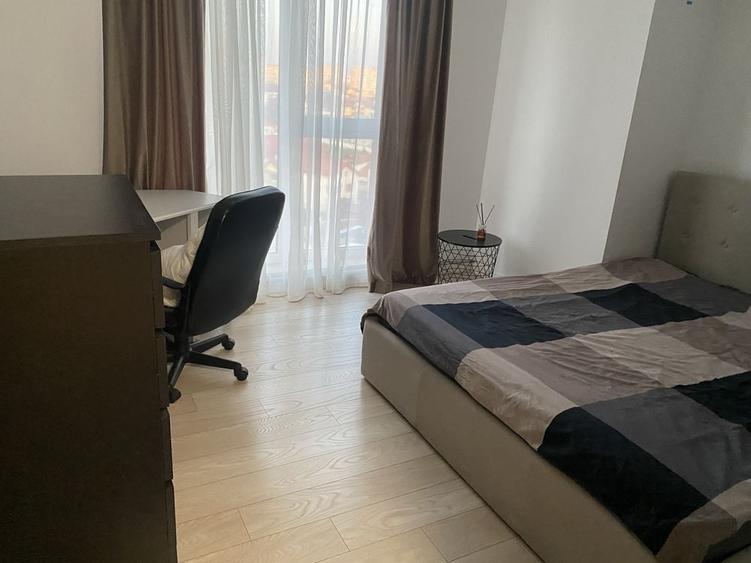 Apartament cu 3 camere semidecomandat în Mihai Bravu