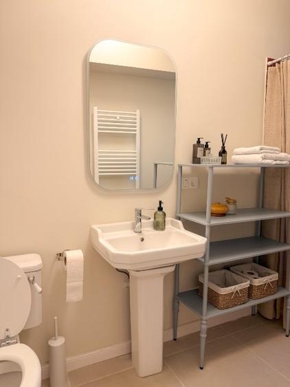 Apartament cu 3 camere semidecomandat, mobilat în Moșilor