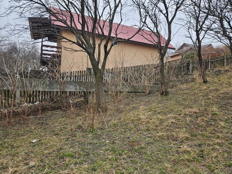 Casă cu 14 camere cu Canalizare în Central