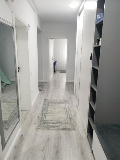 Apartament cu 3 camere semidecomandat, mobilat în Sud