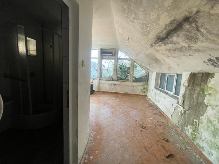 Casă cu 5 camere cu Teren 284 Mp în Central