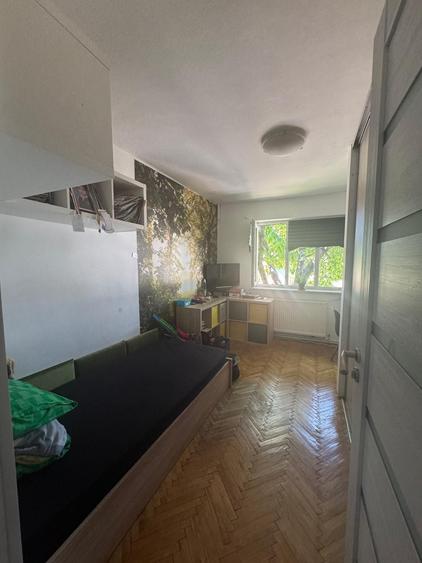 Apartament cu 4 camere decomandat în Șcheia