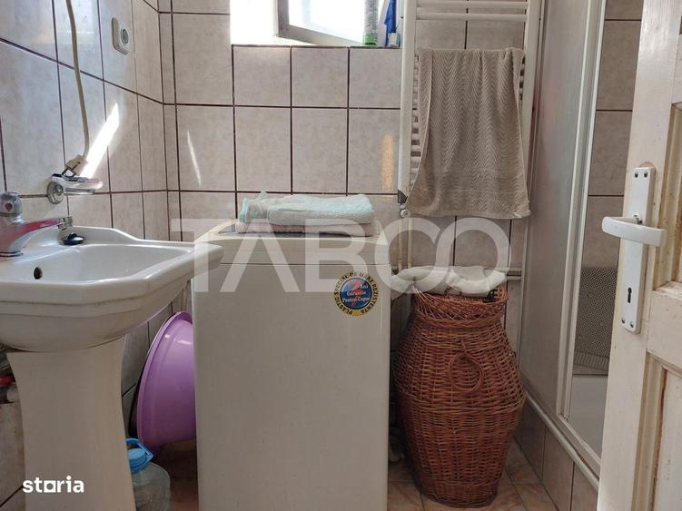 Casă cu 3 camere decomandat în Prislop